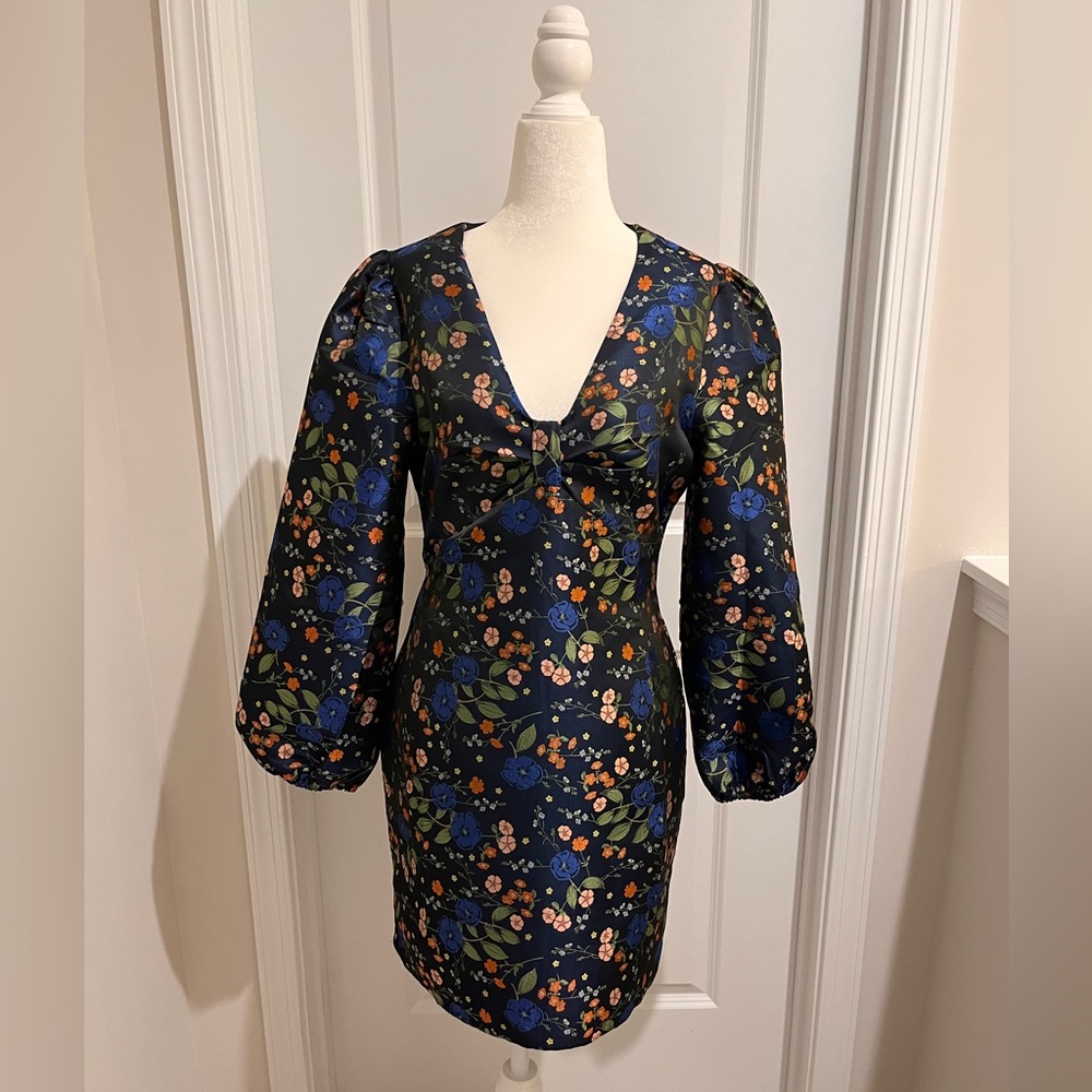 NWOT Navy Floral Brocade Mini Size 4